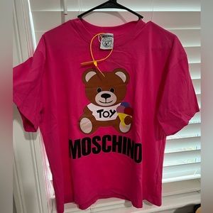 Very cute Moschino tee.